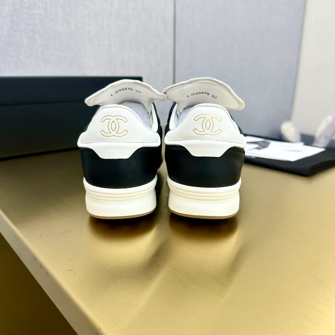 👟👟Ex-factory price 520👟👟 Top version Chanel Chanel - 2023 counter top casual sports shoes. This classic design; the upper is electro-embroidered with a variety of techniques; the outsole is fashionable and sporty; it is unusual to incorporate a variety of color matching elements... The diversified mix and match is very beautiful and versatile, and can be used for leisure, fashion, sports and outdoor... ꫛꫀꪝ Go➫ Material: ❶The upper is made of: original imported mercerized velvet + double-layer breathable mesh ❷The inner part is made of: the original imported breathable mesh ❸The outsole is based on: original TPU combination outsole Special counter boutique packaging complete set for women 35–41